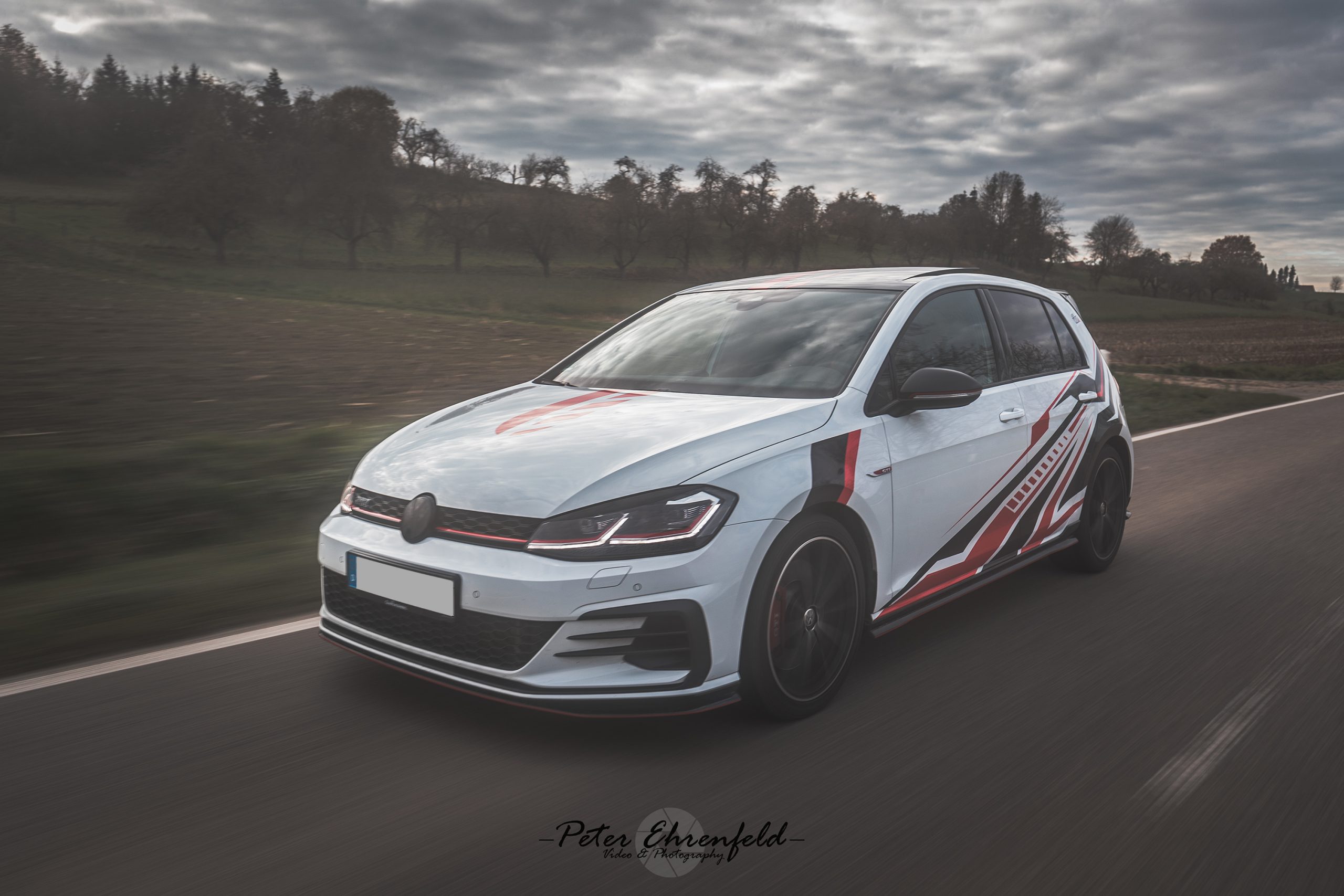 Volkswagen Golf 7 GTI Clubsport - 3M Satin Dark Grey / Vampire Red -  Teilfolierung - WRAP SKIN